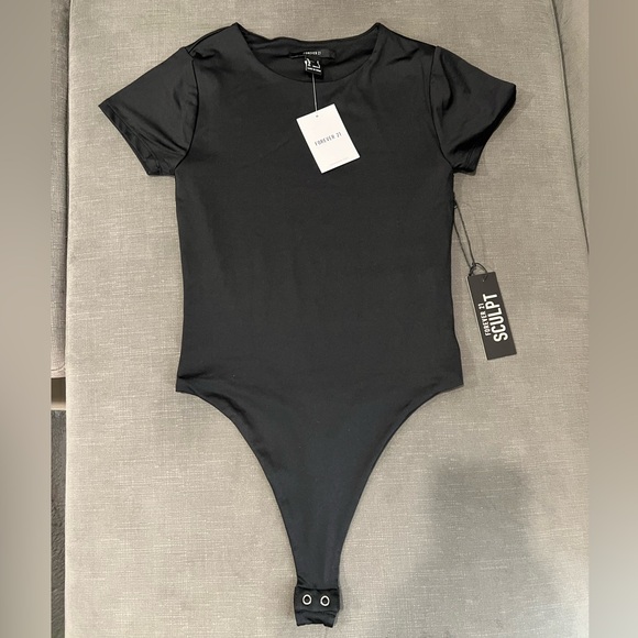 BRAND NEW Forever 21 contour SCULPT tee Bodysuit set of 2 Black & White - Picture 1 of 9